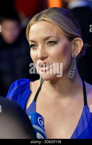 Kate Hudson bei der Europapremiere des Kinofilms Song Sung Blue im Zoo Palast. Berlin, 19.11.2025 *** Kate Hudson bei der europäischen Premiere des Films Song Sung Blue im Zoo Palast Berlin, 19 11 2025 Foto:XM.xBehrensx/xFuturexImagex Blue 5169 Stockfoto
