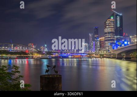 Blick auf den Brisbane River von der Captain Cook Bridge mit den beleuchteten Gebäuden des Central Business District, Brisbane, Queensland, Australien Stockfoto