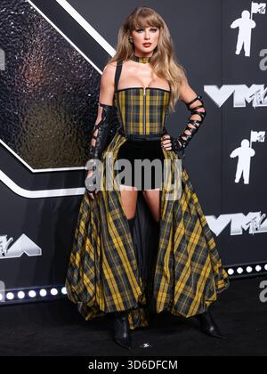Taylor Swift inspiriert das Wort des Jahres von Cambridge Dictionary. Die Wahl des Wortes „parasocial“ wurde leicht durch den Text der Popikone und ihre Verlobung mit Travis Kelce der Kansas City Chiefs inspiriert. ELMONT, NEW YORK, USA – 11. SEPTEMBER: Der US-amerikanische Sänger, Songwriter und Kulturikone Taylor Swift Wearing Dior kommt bei den MTV Video Music Awards 2024 an, die am 11. September 2024 in Elmont, New York, USA, in der UBS Arena stattfinden. (Foto: Xavier Collin/Image Press Agency) Stockfoto