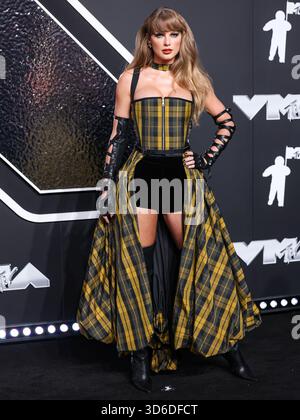 Taylor Swift inspiriert das Wort des Jahres von Cambridge Dictionary. Die Wahl des Wortes „parasocial“ wurde leicht durch den Text der Popikone und ihre Verlobung mit Travis Kelce der Kansas City Chiefs inspiriert. ELMONT, NEW YORK, USA – 11. SEPTEMBER: Der US-amerikanische Sänger, Songwriter und Kulturikone Taylor Swift Wearing Dior kommt bei den MTV Video Music Awards 2024 an, die am 11. September 2024 in Elmont, New York, USA, in der UBS Arena stattfinden. (Foto: Xavier Collin/Image Press Agency) Stockfoto