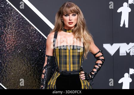 Taylor Swift inspiriert das Wort des Jahres von Cambridge Dictionary. Die Wahl des Wortes „parasocial“ wurde leicht durch den Text der Popikone und ihre Verlobung mit Travis Kelce der Kansas City Chiefs inspiriert. ELMONT, NEW YORK, USA – 11. SEPTEMBER: Der US-amerikanische Sänger, Songwriter und Kulturikone Taylor Swift Wearing Dior kommt bei den MTV Video Music Awards 2024 an, die am 11. September 2024 in Elmont, New York, USA, in der UBS Arena stattfinden. (Foto: Xavier Collin/Image Press Agency) Stockfoto