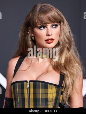 Taylor Swift inspiriert das Wort des Jahres von Cambridge Dictionary. Die Wahl des Wortes „parasocial“ wurde leicht durch den Text der Popikone und ihre Verlobung mit Travis Kelce der Kansas City Chiefs inspiriert. ELMONT, NEW YORK, USA – 11. SEPTEMBER: Der US-amerikanische Sänger, Songwriter und Kulturikone Taylor Swift Wearing Dior kommt bei den MTV Video Music Awards 2024 an, die am 11. September 2024 in Elmont, New York, USA, in der UBS Arena stattfinden. (Foto: Xavier Collin/Image Press Agency) Stockfoto