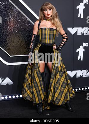 Taylor Swift inspiriert das Wort des Jahres von Cambridge Dictionary. Die Wahl des Wortes „parasocial“ wurde leicht durch den Text der Popikone und ihre Verlobung mit Travis Kelce der Kansas City Chiefs inspiriert. ELMONT, NEW YORK, USA – 11. SEPTEMBER: Der US-amerikanische Sänger, Songwriter und Kulturikone Taylor Swift Wearing Dior kommt bei den MTV Video Music Awards 2024 an, die am 11. September 2024 in Elmont, New York, USA, in der UBS Arena stattfinden. (Foto: Xavier Collin/Image Press Agency) Stockfoto