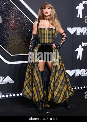 Taylor Swift inspiriert das Wort des Jahres von Cambridge Dictionary. Die Wahl des Wortes „parasocial“ wurde leicht durch den Text der Popikone und ihre Verlobung mit Travis Kelce der Kansas City Chiefs inspiriert. ELMONT, NEW YORK, USA – 11. SEPTEMBER: Der US-amerikanische Sänger, Songwriter und Kulturikone Taylor Swift Wearing Dior kommt bei den MTV Video Music Awards 2024 an, die am 11. September 2024 in Elmont, New York, USA, in der UBS Arena stattfinden. (Foto: Xavier Collin/Image Press Agency) Stockfoto