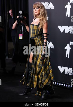 Taylor Swift inspiriert das Wort des Jahres von Cambridge Dictionary. Die Wahl des Wortes „parasocial“ wurde leicht durch den Text der Popikone und ihre Verlobung mit Travis Kelce der Kansas City Chiefs inspiriert. ELMONT, NEW YORK, USA – 11. SEPTEMBER: Der US-amerikanische Sänger, Songwriter und Kulturikone Taylor Swift Wearing Dior kommt bei den MTV Video Music Awards 2024 an, die am 11. September 2024 in Elmont, New York, USA, in der UBS Arena stattfinden. (Foto: Xavier Collin/Image Press Agency) Stockfoto