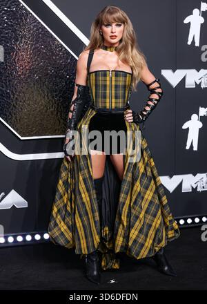 Taylor Swift inspiriert das Wort des Jahres von Cambridge Dictionary. Die Wahl des Wortes „parasocial“ wurde leicht durch den Text der Popikone und ihre Verlobung mit Travis Kelce der Kansas City Chiefs inspiriert. ELMONT, NEW YORK, USA – 11. SEPTEMBER: Der US-amerikanische Sänger, Songwriter und Kulturikone Taylor Swift Wearing Dior kommt bei den MTV Video Music Awards 2024 an, die am 11. September 2024 in Elmont, New York, USA, in der UBS Arena stattfinden. (Foto: Xavier Collin/Image Press Agency) Stockfoto