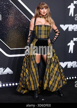 Taylor Swift inspiriert das Wort des Jahres von Cambridge Dictionary. Die Wahl des Wortes „parasocial“ wurde leicht durch den Text der Popikone und ihre Verlobung mit Travis Kelce der Kansas City Chiefs inspiriert. ELMONT, NEW YORK, USA – 11. SEPTEMBER: Der US-amerikanische Sänger, Songwriter und Kulturikone Taylor Swift Wearing Dior kommt bei den MTV Video Music Awards 2024 an, die am 11. September 2024 in Elmont, New York, USA, in der UBS Arena stattfinden. (Foto: Xavier Collin/Image Press Agency) Stockfoto