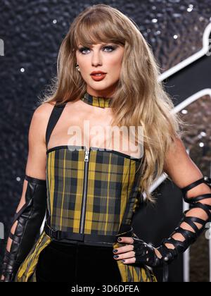 Taylor Swift inspiriert das Wort des Jahres von Cambridge Dictionary. Die Wahl des Wortes „parasocial“ wurde leicht durch den Text der Popikone und ihre Verlobung mit Travis Kelce der Kansas City Chiefs inspiriert. ELMONT, NEW YORK, USA – 11. SEPTEMBER: Der US-amerikanische Sänger, Songwriter und Kulturikone Taylor Swift Wearing Dior kommt bei den MTV Video Music Awards 2024 an, die am 11. September 2024 in Elmont, New York, USA, in der UBS Arena stattfinden. (Foto: Xavier Collin/Image Press Agency) Stockfoto