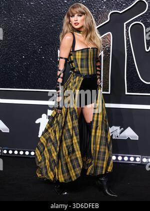 Taylor Swift inspiriert das Wort des Jahres von Cambridge Dictionary. Die Wahl des Wortes „parasocial“ wurde leicht durch den Text der Popikone und ihre Verlobung mit Travis Kelce der Kansas City Chiefs inspiriert. ELMONT, NEW YORK, USA – 11. SEPTEMBER: Der US-amerikanische Sänger, Songwriter und Kulturikone Taylor Swift Wearing Dior kommt bei den MTV Video Music Awards 2024 an, die am 11. September 2024 in Elmont, New York, USA, in der UBS Arena stattfinden. (Foto: Xavier Collin/Image Press Agency) Stockfoto
