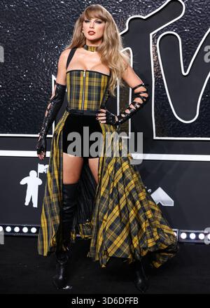 Taylor Swift inspiriert das Wort des Jahres von Cambridge Dictionary. Die Wahl des Wortes „parasocial“ wurde leicht durch den Text der Popikone und ihre Verlobung mit Travis Kelce der Kansas City Chiefs inspiriert. ELMONT, NEW YORK, USA – 11. SEPTEMBER: Der US-amerikanische Sänger, Songwriter und Kulturikone Taylor Swift Wearing Dior kommt bei den MTV Video Music Awards 2024 an, die am 11. September 2024 in Elmont, New York, USA, in der UBS Arena stattfinden. (Foto: Xavier Collin/Image Press Agency) Stockfoto