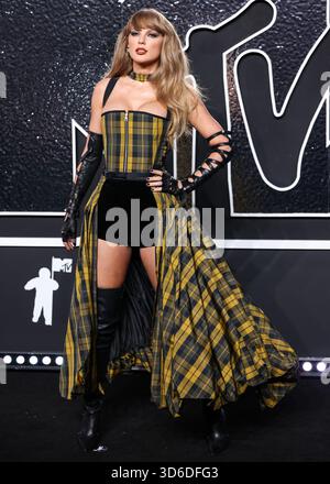 Taylor Swift inspiriert das Wort des Jahres von Cambridge Dictionary. Die Wahl des Wortes „parasocial“ wurde leicht durch den Text der Popikone und ihre Verlobung mit Travis Kelce der Kansas City Chiefs inspiriert. ELMONT, NEW YORK, USA – 11. SEPTEMBER: Der US-amerikanische Sänger, Songwriter und Kulturikone Taylor Swift Wearing Dior kommt bei den MTV Video Music Awards 2024 an, die am 11. September 2024 in Elmont, New York, USA, in der UBS Arena stattfinden. (Foto: Xavier Collin/Image Press Agency) Stockfoto