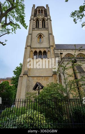 London - 06 30 2022: Blick auf den Turm der All Saints' Church, Notting Hill Stockfoto