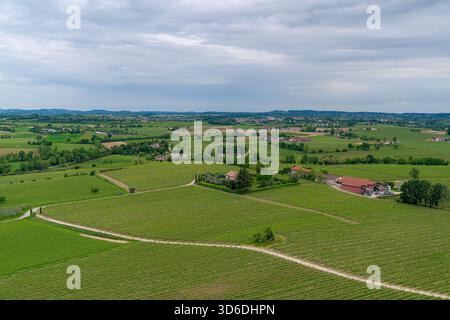 Panoramablick von der Spitze des San Martino della Battaglia Turms in Desenzano del Garda, Italien, mit umliegenden Landschaften und Hügeln Stockfoto