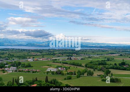 Panoramablick von der Spitze des San Martino della Battaglia Turms in Desenzano del Garda, Italien, mit umliegenden Landschaften und Hügeln Stockfoto