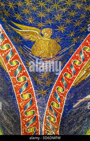 Mosaik mit dem Engel, der den heiligen Matthäus dem Evangelisten symbolisiert - Mausoleum der Galla Placidia - Ravenna, Italien Luca Stockfoto
