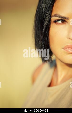 Schöne orientalische Frau im freien Stockfoto