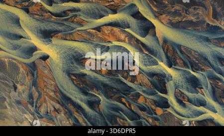 Aus der Vogelperspektive der Gletscherflüsse, die sich durch die Landschaft schlängeln und einen Wandteppich aus kontrastierenden Farben und Texturen schaffen, Hofn, Sveitarfelagio Hornafjordur, Stockfoto