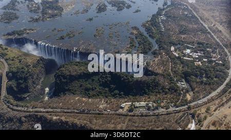 Aus der Vogelperspektive auf die majestätischen Victoria Falls, die in die Schlucht donnern, ein Spektakel aus roher Kraft und natürlicher Schönheit, Victoria Falls, Matabeleland Stockfoto
