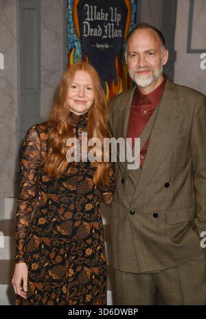 LOS ANGELES, KALIFORNIEN - 17. NOVEMBER: (L-R) Katie Chastain und Nathan Johnson bei der Premiere von Netflix's „Wake Up Dead man: A Knives Ou“ Stockfoto