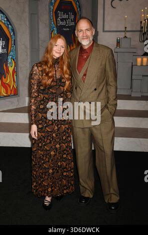 LOS ANGELES, KALIFORNIEN - 17. NOVEMBER: (L-R) Katie Chastain und Nathan Johnson bei der Premiere von Netflix's „Wake Up Dead man: A Knives Ou“ Stockfoto