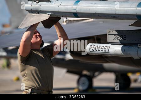 Grace Merkel, ein Spezialist für Flugzeugrüstungssysteme, der dem 122. Kampfflugzeug zugeordnet ist, inspiziert eine inerte Rakete Stockfoto