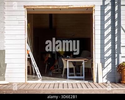 Rahmen und Fenster aus einem Holzhaus entfernt, Außenaufnahme Stockfoto