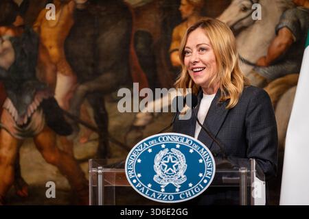 Rom, Italien - 19. November 2025: Die italienische Premierministerin Giorgia Meloni und der Premierminister der Republik Kroatien Andrej Plenković sprechen auf einer Pressekonferenz nach dem Treffen im Palazzo Chigi. Stockfoto