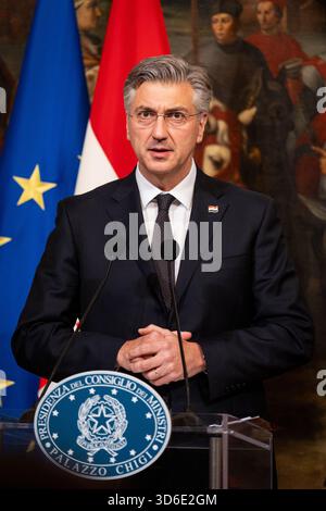 Rom, Italien - 19. November 2025: Die italienische Premierministerin Giorgia Meloni und der Premierminister der Republik Kroatien Andrej Plenković sprechen auf einer Pressekonferenz nach dem Treffen im Palazzo Chigi. Stockfoto