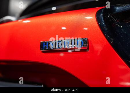 Nahaufnahme des Hybrid-Auto-Emblems am seitlichen Kotflügel. Nahaufnahme, keine Leute Stockfoto