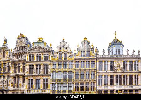 Barocke Gilde beherbergt Fassaden auf dem Großen Markt in Brüssel, Belgien - isoliert auf weißem Hintergrund Stockfoto
