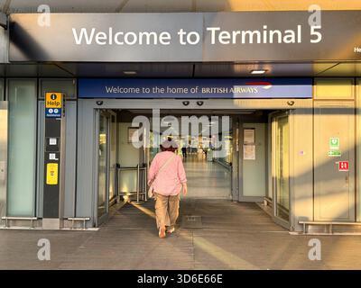 London, England, Großbritannien - 19. Mai 2025: Person, die den Eingang zum Terminal 5 am Flughafen London Heathrow betritt Stockfoto