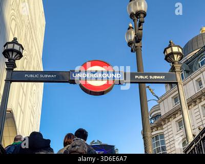 London, England, Großbritannien - 24. Oktober 2025: Menschen, die die Londoner U-Bahn-Station im Piccadilly Circus im Zentrum Londons verlassen. Stockfoto