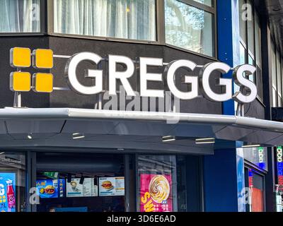 London, England, Großbritannien - 25. Oktober 2025: Eintritt in die Niederlassung von Greggs am Leicester Square im Zentrum von London Stockfoto