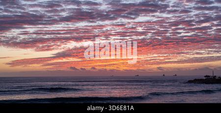 Ruhiges Meer und Sonnenuntergang. Wunderschöne bunte Wolkenlandschaft über dem Meer. Wunderschöner Natur Hintergrund. Stockfoto