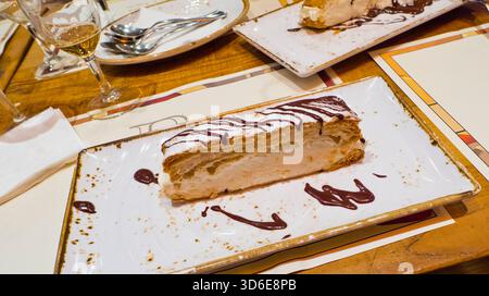 Blätterteig und Creme Cake, spanische Küche, spanische Gastronomie, Spanien, Europa Stockfoto