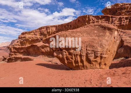Felsen neben Little Bridge Felsformation im berühmten Wadi Rum - Valley of Sand im Süden Jordaniens Stockfoto
