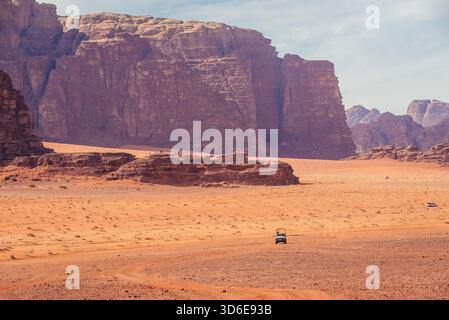Aus der Vogelperspektive von der so genannten kleinen Brückenformation im berühmten Wadi Rum - Valley of Sand in Südjordanien Stockfoto
