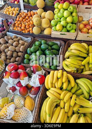 Frisches Bio-Obst und Gemüse auf dem Bauernmarkt aus nächster Nähe. Stockfoto