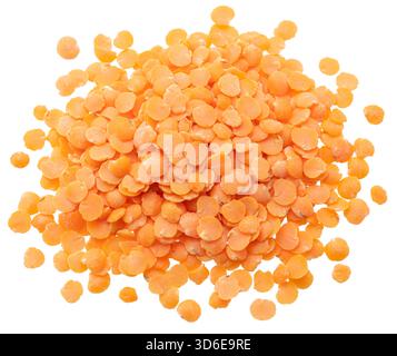 Stapel gespaltener roter Linsensamen isoliert auf weißem Hintergrund. Datei enthält Beschneidungspfade. Stockfoto