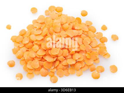 Stapel gespaltener roter Linsensamen isoliert auf weißem Hintergrund. Datei enthält Beschneidungspfade. Stockfoto