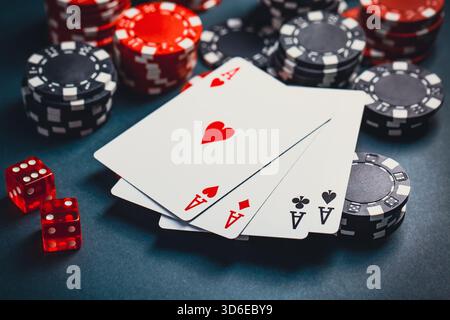 Stapel von Chips und Karten auf einem Tisch - Pokerspiel-Konzept Stockfoto