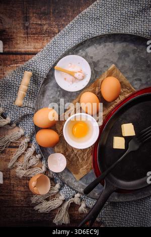 Zubereitung von Ei Rührei oder Omelett, Küchenutensilien mit Eisenpfanne Stockfoto