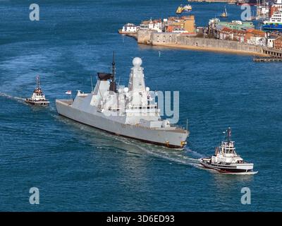 Die Royal Navy (RN) Typ 45 Zerstörer HMS Duncan (D37) verlässt Portsmouth mit Hilfe von Serco Schlepper. Stockfoto