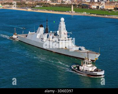 Die Royal Navy (RN) Typ 45 Zerstörer HMS Duncan (D37) verlässt Portsmouth mit Hilfe von Serco Schlepper. Stockfoto