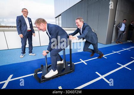 20. November 2025, Hamburg: Götz Welsch (r), ärztlicher Direktor des Athletikums und Chefarzt des Hamburger SV, schiebt Christian Gerloff, ärztlicher Direktor und Vorstandsvorsitzender des Universitätsklinikums Hamburg-Eppendorf (UKE), auf einen Schlitten zur Eröffnung des Athletikums am Volkspark. Nach jahrelangen Planungs- und Bauarbeiten wurde am Donnerstag das Athleticum am Volkspark offiziell eröffnet. Das neue Zentrum bietet rund 5.000 Quadratmeter modernste Diagnostik, Therapie, Rehabilitation und Prävention für Profi- und Freizeitsportler. Foto: Christus Stockfoto