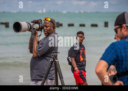 Fotografen, die bei einer Veranstaltung im Freien Bilder in Aktion mit Kameras aufnehmen. Stockfoto