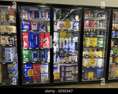 Kühlbier-Display mit Koffer und Multipacks, einschließlich Budweiser, Bud Light, Heineken, Modelo, und Corona, mit Verkaufsschildern in einem Supermarkt, Murphys, Kalifornien, 2. August 2025. (Foto: Smith Collection/Gado/SIPA USA) Stockfoto