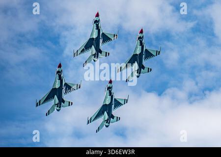 Thunderbirds-Jets führen bei der Chicago Air & Water Show Präzisionsflugzeuge am Himmel durch. Stockfoto