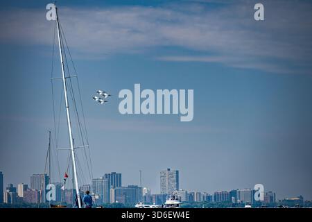 Thunderbirds-Jets führen bei der Chicago Air & Water Show Präzisionsflugzeuge am Himmel durch. Stockfoto