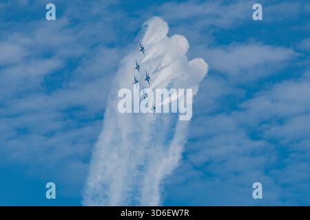 Thunderbirds-Jets führen bei der Chicago Air & Water Show Präzisionsflugzeuge am Himmel durch. Stockfoto